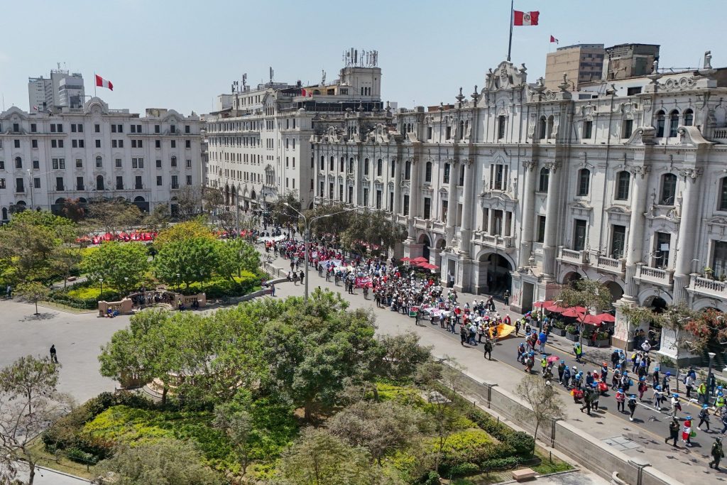 [ad_1] Când au avut loc ciocniri între protestatari și forțele de ordine în timpul unei demonstrații ample în Lima, pe 15 octombrie, un bărbat a fost ucis de poliție, iar peste o sută de persoane au fost rănite