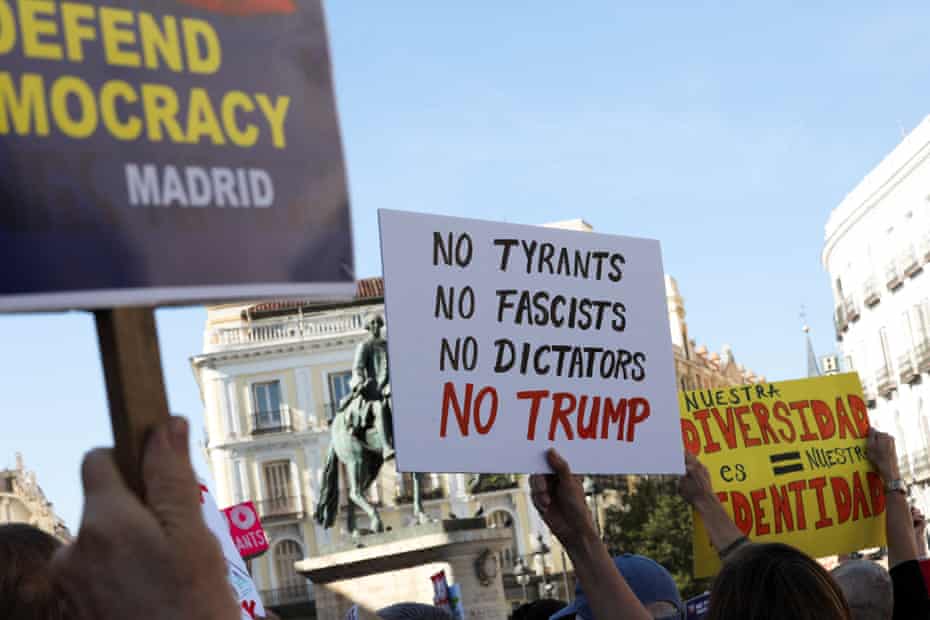 Manifestări ale cetățenilor americani în Madrid și Malaga pentru a protesta împotriva „opresiunii” președintelui Donald Trumpea noastră”