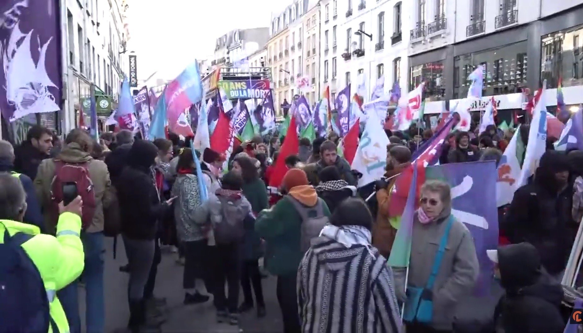 Aproximativ 26% dintre angajații din domeniul educației participa joi la o grevă în Franța, în timp ce guvernul anunță că 6,42% dintre profesori protesteazăea noastră”