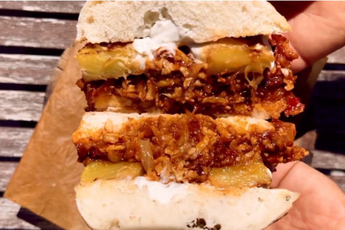 Mic dejun vegan: sandviș cu tofu și ananas pentru un gust delicios și nutrienți bine echilibrațiea noastră”