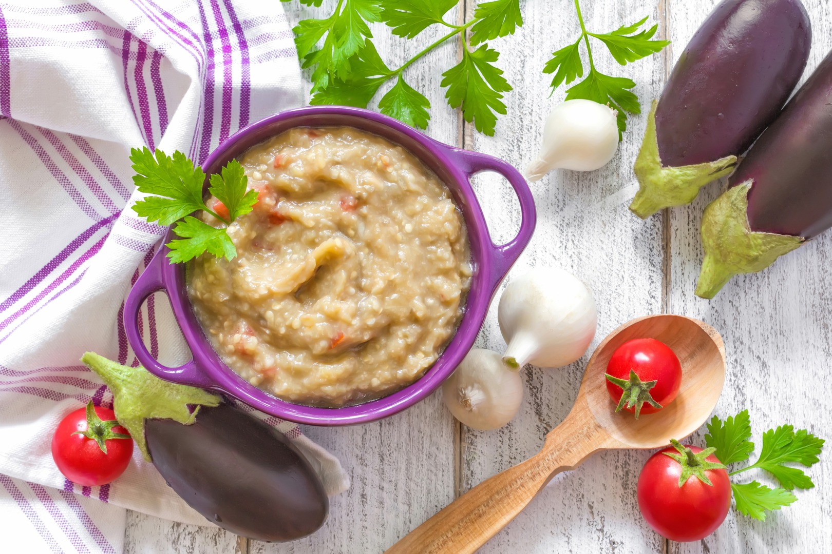 Salată de vinete mai ușoară: la fel de gustoasă și cremoasă, dar fără deloc ulei – ideală pentru cei care urmează o dietăea noastră”