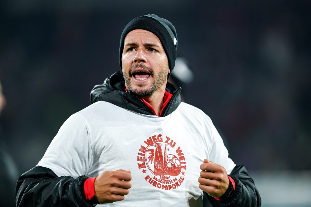 Iată o posibilă reformulare a titlului: “Verifică performanța lui SC Freiburg în Liga Campionilor Europeni și Bundesliga”.