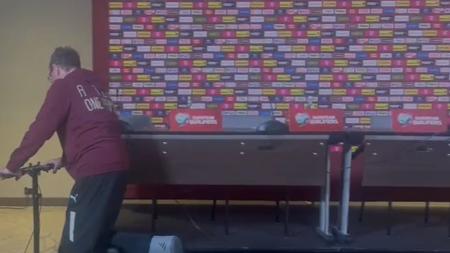 Sosirea lui Ralf Rangnick la conferința de presă premergătoare întâlnirii cu România
