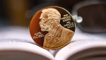 Titlul reformulat ar putea fi: “Anunțul oficial: scriitorul maghiar László Krasznahorkai câștigă Premiul Nobel pentru Literatură în anul 2025, în timp ce autorul român Mircea Cărtărescu a fost considerat unul dintre principalii concurenți până în momentul deciziei finale”.