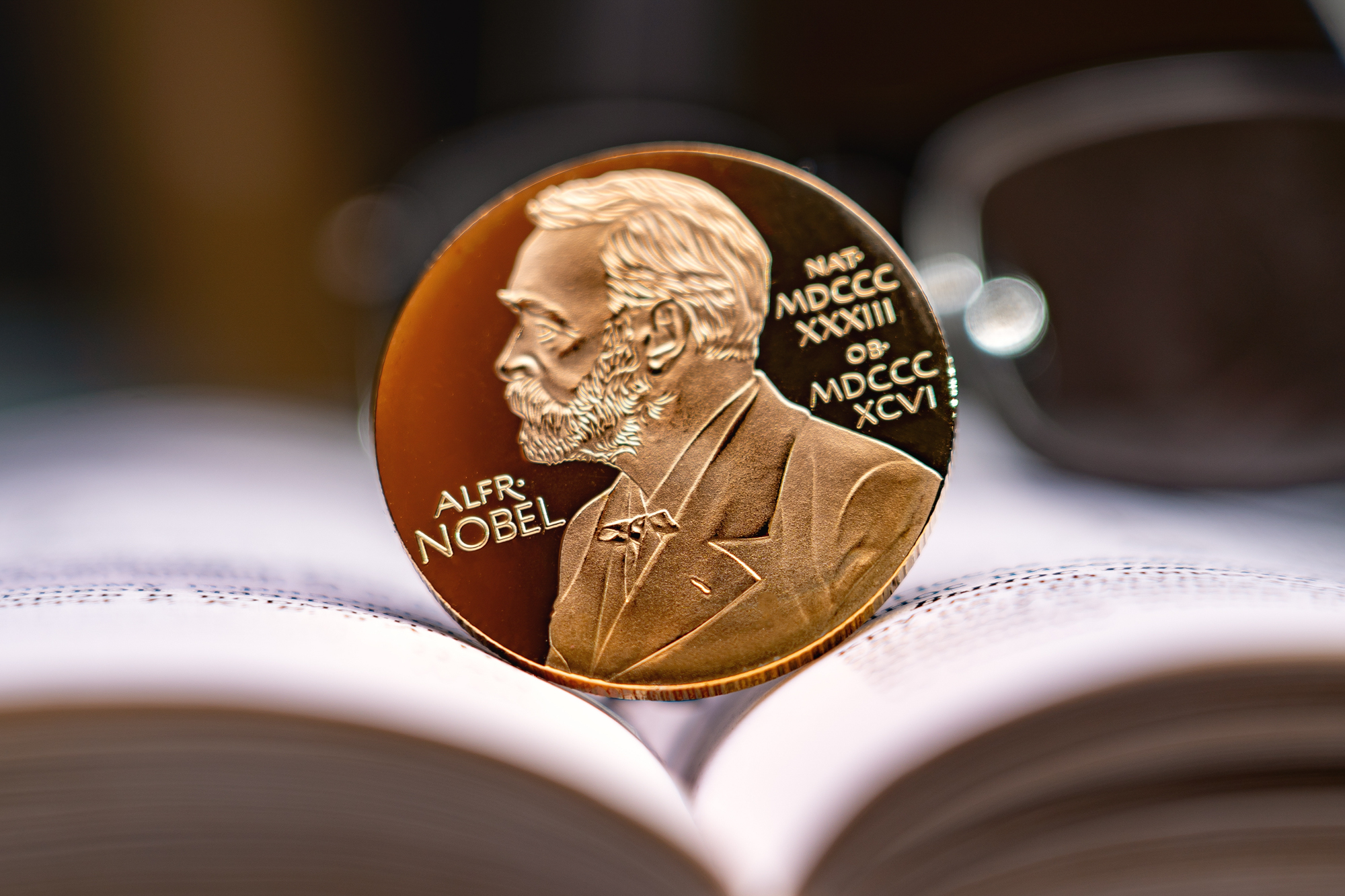 Titlul reformulat ar putea fi: “Anunțul oficial: scriitorul maghiar László Krasznahorkai câștigă Premiul Nobel pentru Literatură în anul 2025, în timp ce autorul român Mircea Cărtărescu a fost considerat unul dintre principalii concurenți până în momentul deciziei finale”.