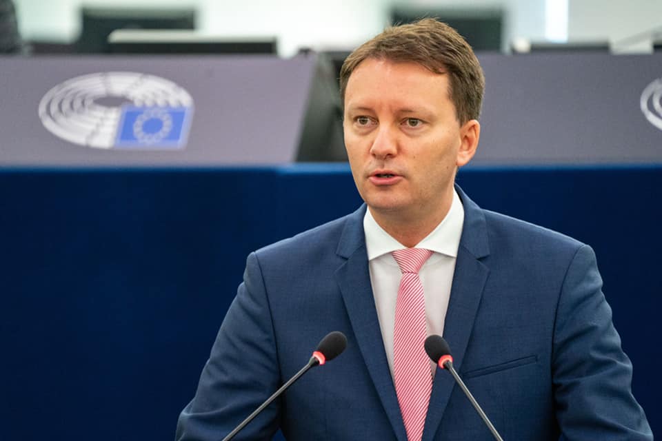 Siegfried Mureșan critică inițiativa lui Grindeanu de a forma un grup de lucru pentru legea pensiilor magistraților: „Dacă un politician vrea să evite o problemă, propune înființarea unui grup de lucru” – PSD, mereu împotriva reformelorea noastră”