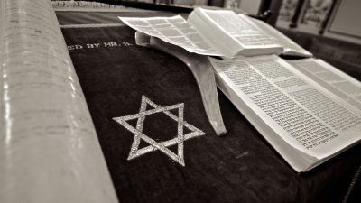 Poliția din Marea Britanie arestază alte trei persoane în urma atacului antisemite de Yom Kippur de la sinagoga din Manchester, semnalând o creștere a antisemitismuluiea noastră”