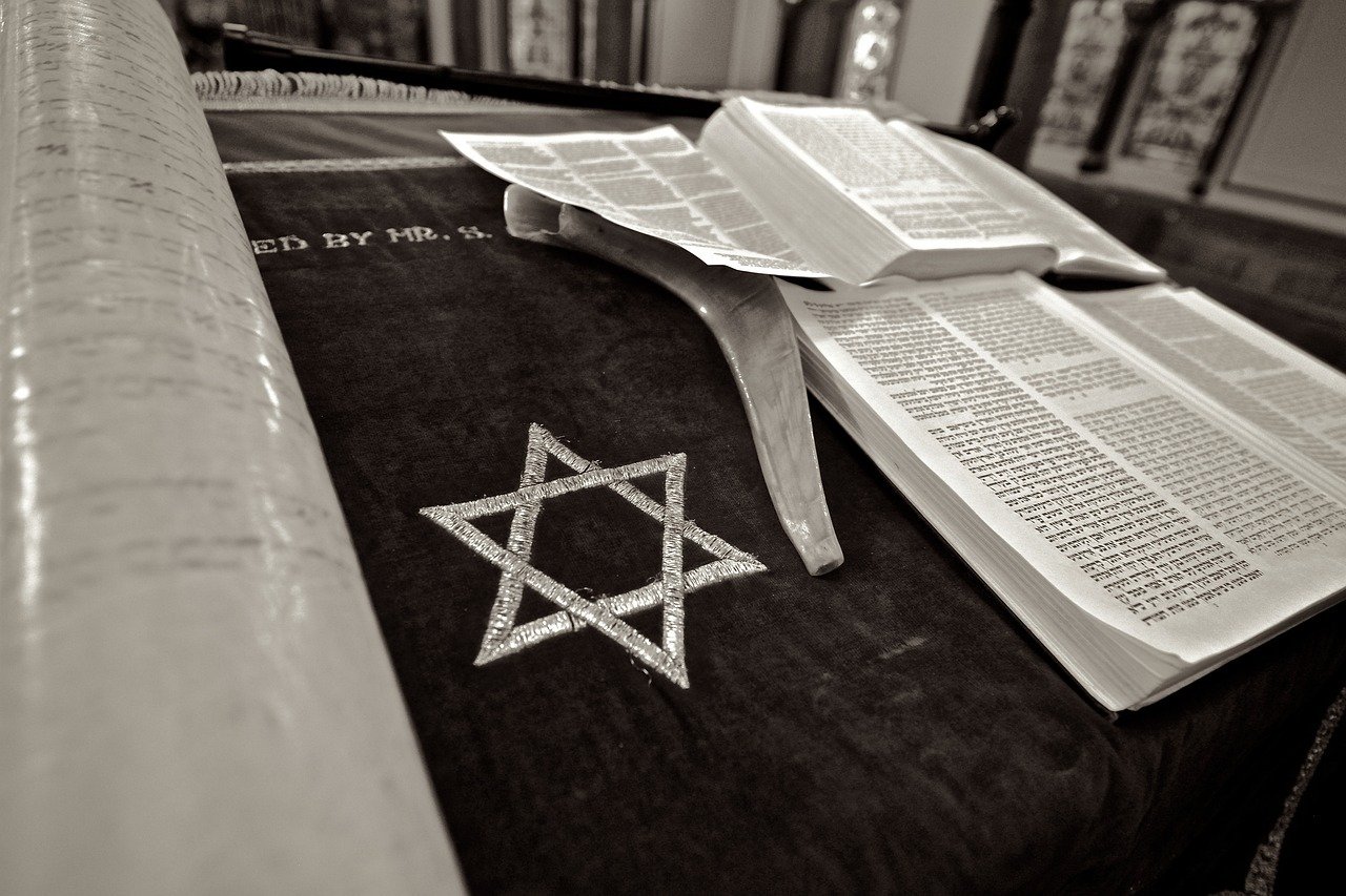 Poliția din Marea Britanie arestază alte trei persoane în urma atacului antisemite de Yom Kippur de la sinagoga din Manchester, semnalând o creștere a antisemitismuluiea noastră”