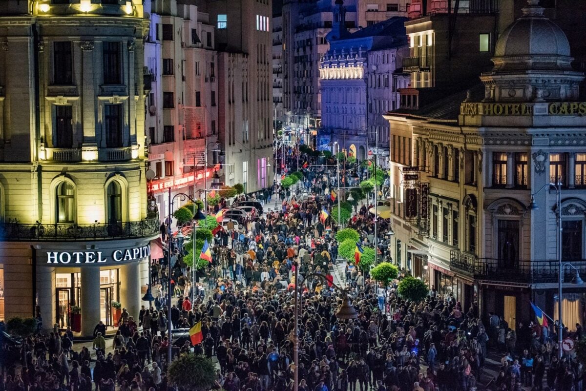 Festivalul Spotlight începe cu peste 20 de instalații artistice în București: când arta prinde viață, orașul te surprindeea noastră”