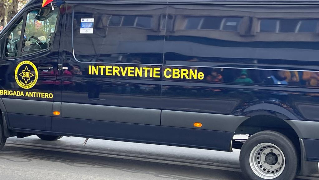Pericol de exploziv pe o stradă din Arad: polițiștii au găsit un telefon mobil și un bărbat cu probleme psihice, al cărui bagaj conținea obiecte electronice în urma cercetărilor specialiștilor de la serviciile de informațiiea noastră”