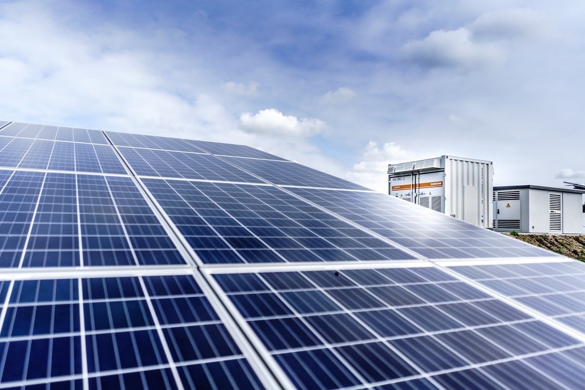 Camera Deputaților a aprobat legea pentru prosumatori / Sebastian Burduja, fost ministru al Energiei: Actualizăm definiția prosumatorilor și le oferim românilor dreptul de a folosi energia verde generată în orice locațieea noastră”