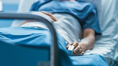 Iată o posibilă reformulare a titlului: “Victima accidentului în care un arbore s-a prăbușit pe el, pe drumul spre o statiune montana, sufera de fracturi grave la craniu și a fost supus unei intervenții chirurgicale, fiind acum internat într-un departament de terapie intensiva.”