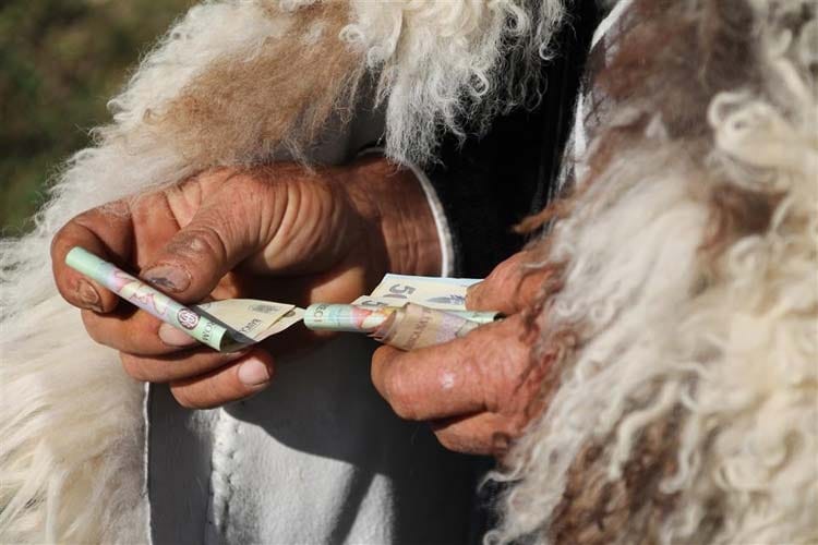 Producătorii mici de alimente și crescătorii de animale sunt obligați să emită facturi pentru toate tranzacțiile, inclusiv vânzarea unor cantități mici de produse lactate.