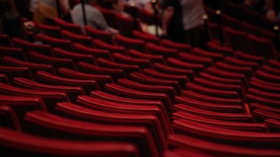 Premiera spectacolului „Familia Tot”, adaptat după o piesă de dramaturgul maghiar Orkeny Istvan și regizat de Vlad Cristache, la Teatrul Jean Bart din Tulceaea noastră”