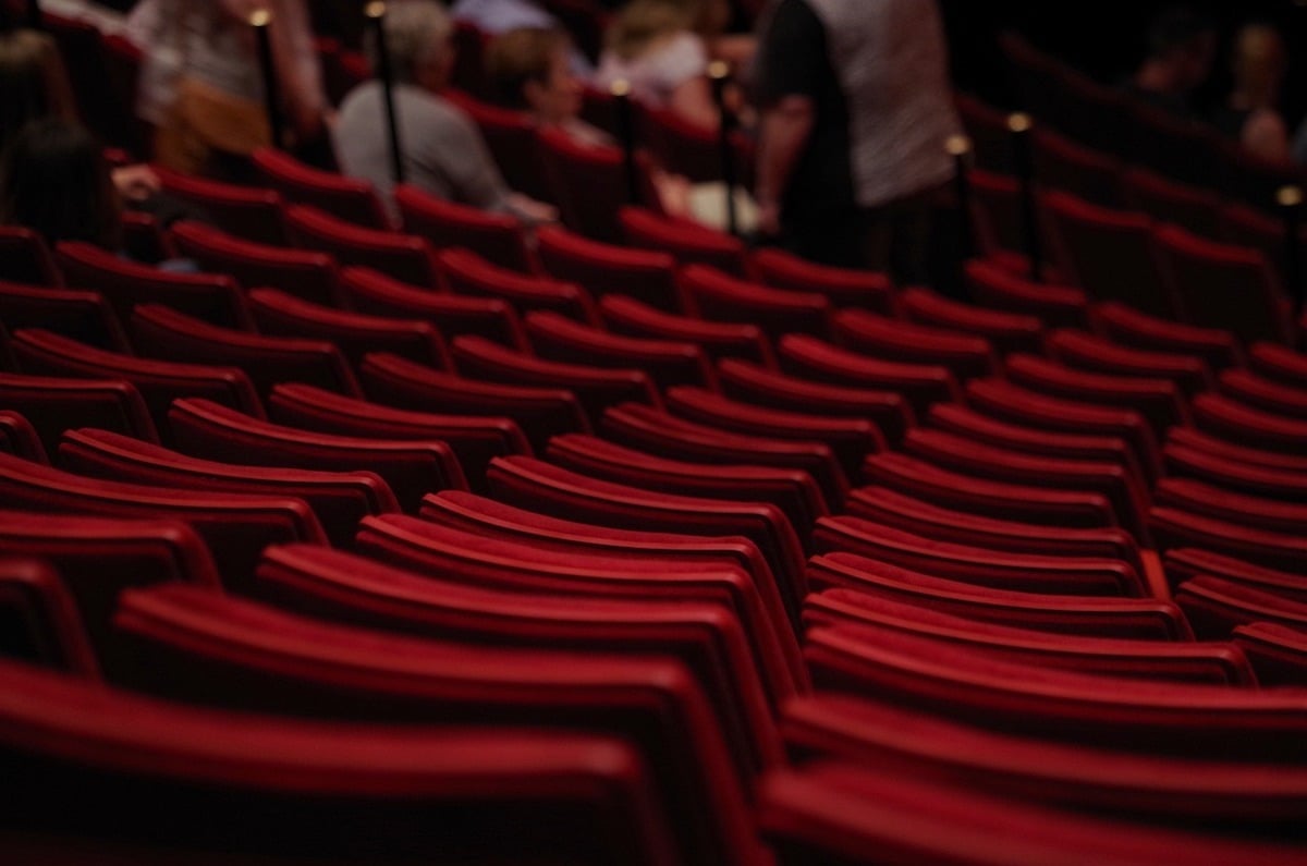 Premiera spectacolului „Familia Tot”, adaptat după o piesă de dramaturgul maghiar Orkeny Istvan și regizat de Vlad Cristache, la Teatrul Jean Bart din Tulceaea noastră”