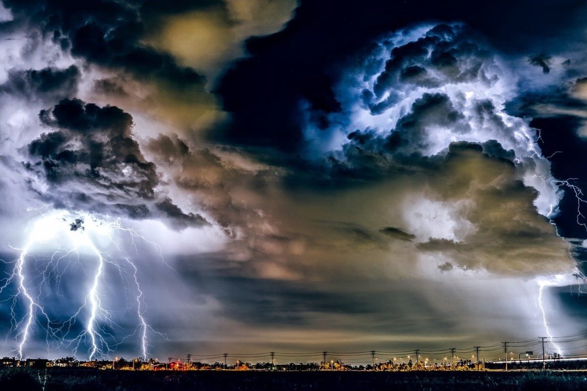 Avertizare meteo severă: furtună puternică în București, măsuri de protecție adoptate de autoritățile locale pentru asigurarea securității populației.