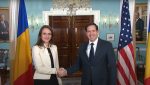 Iată o posibilă reformulare a titlului:

“STIRI DE ULTIMĂ ORĂ: Ministrul Afacerilor Externe din România a avut o întâlnire cu senatorul american Marco Rubio / Declarația Oanei Țoiu după discuție: „Războiul a intrat într-o fază cu implicații majore” – Material Video” 

Sau o alta varianta:

“ULTIMELE ȘTIRI: Șeful diplomației române s-a întâlnit cu senatorul Marco Rubio / Anunțul făcut de Oana Țoiu după întrevedere: „Situatia s-a complicat și avem de-a face cu un risc mărit” – Înregistrare Video”
