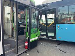 Pe o stație de transport în comun, a avut loc un nou accident între un tramvai și un autobuz al companiei STB, în urma căruia patru persoane au fost transportate la spital.