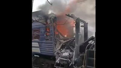 Imagini recente: Rusia a lovit un tren de pasageri în Sumî și a atacat din nou în timpul evacuării, rănind zeci de oameni. Zelenski avertizează că este vorba despre o formă de teroare neignorață de comunitatea internațională, subliniind că acțiunile vorbesc mai mult decât cuvintele.ea noastră”