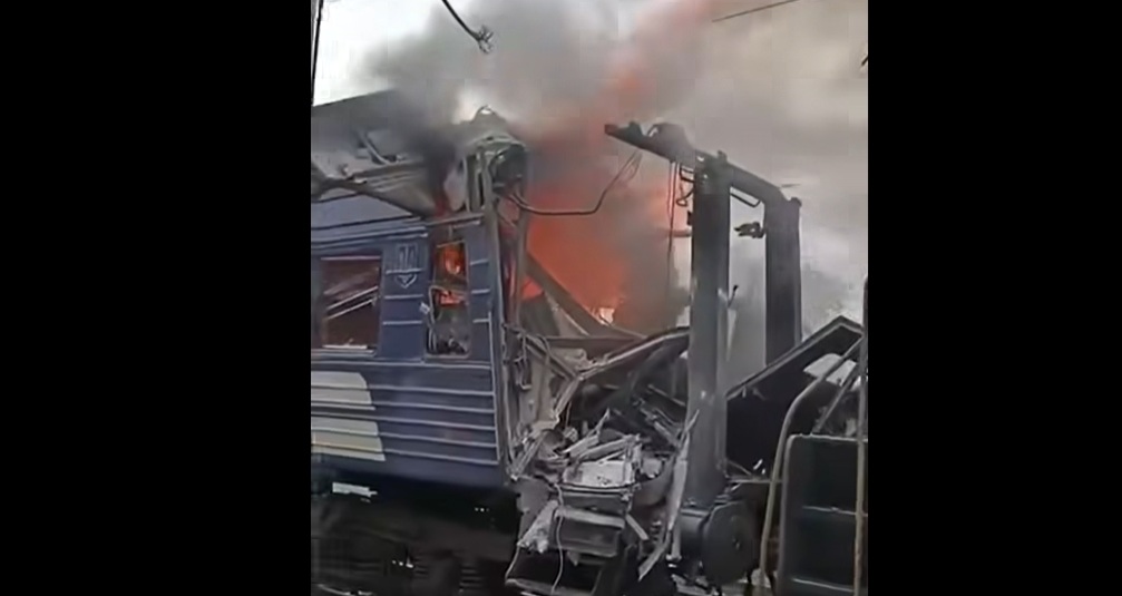 Imagini recente: Rusia a lovit un tren de pasageri în Sumî și a atacat din nou în timpul evacuării, rănind zeci de oameni. Zelenski avertizează că este vorba despre o formă de teroare neignorață de comunitatea internațională, subliniind că acțiunile vorbesc mai mult decât cuvintele.ea noastră”