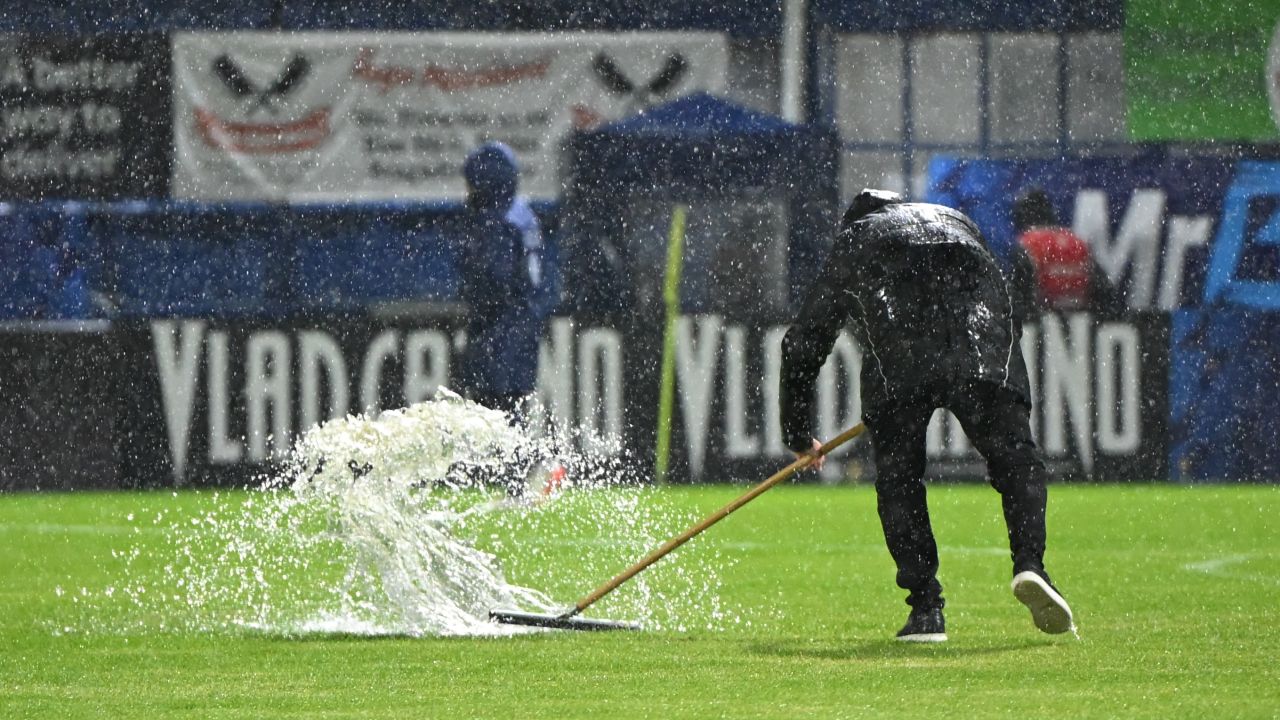 Superliga pe apă! Fotbal printre bălți la Clinceni. Fotografii deosebite din partida Unirea Slobozia – Dinamo
