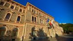 Studiile Universității Transilvania din Brașov și nemulțumirea studenților legată de obligativitatea prezenței la cursuri, pe fondul unui anunț privind restricțiile, iar tinerii se organizează pentru protesteea noastră”