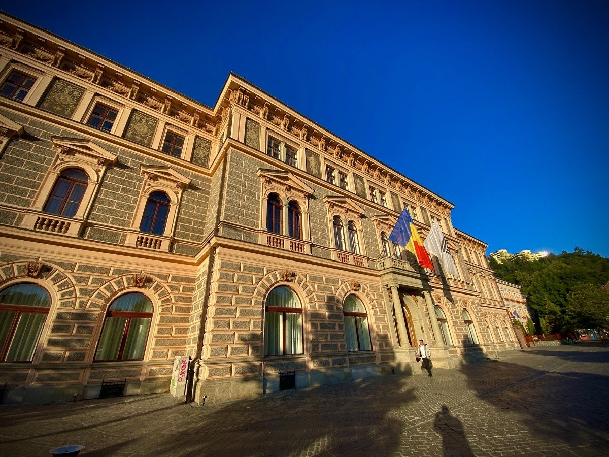 Studiile Universității Transilvania din Brașov și nemulțumirea studenților legată de obligativitatea prezenței la cursuri, pe fondul unui anunț privind restricțiile, iar tinerii se organizează pentru protesteea noastră”