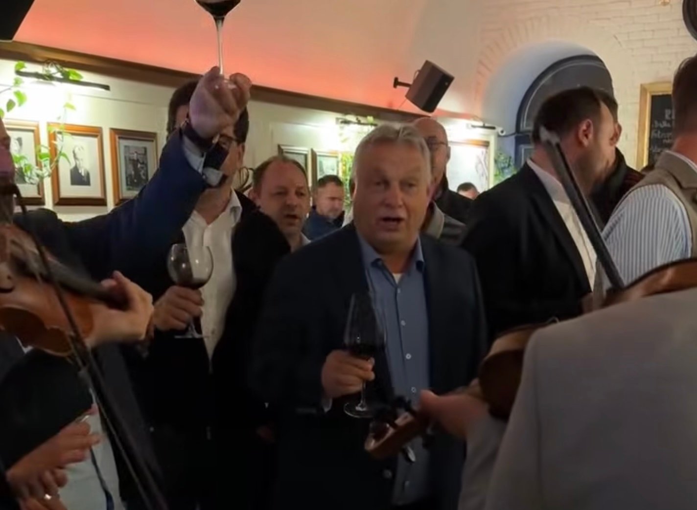 Viktor Orban interpretează o melodie populară maghiară într-un local din Cluj, mesajul acesteia fiind „nu plecăm de aici”, conform unei surse localeea noastră”