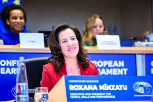 Comisarul european Roxana Mînzatu susține o discuție cu cetățenii la Facultatea de Drept în cadrul Forumului Eurosfat 2025, la care s-au înscris peste 800 de participanțiea noastră”