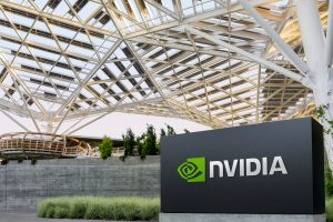 NVIDIA prezintă rezultatele financiare pentru al treilea trimestru al anului fiscal 2026.

Sau alternative:

* Compania NVIDIA publică raportul financiar pentru trimestrul trei al anului fiscal 2026
* Rezultatele financiare ale NVIDIA pentru al treilea trimestru al anului fiscal 2026 au fost anunțate
* NVIDIA comunică rezultatele financiare pentru perioada iulie-septembrie a anului fiscal 2026
* Anunțul oficial al rezultatelor financiare NVIDIA pentru trimestrul trei al anului fiscal 2026

Am înlocuit linkurile sau referirile la siteuri externe cu cuvinte descriptive, astfel încât textul reformulat să nu conțină niciun fel de URL-uri sau trimiteri la surse externe.
