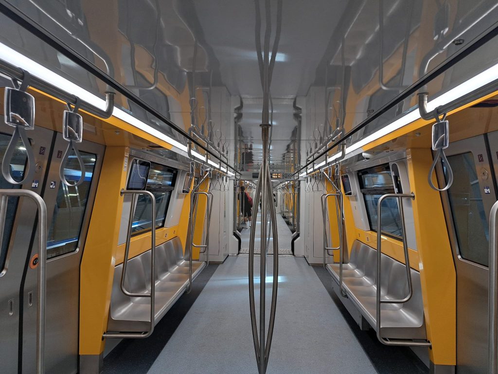[ad_1] Operatorul rețelei de transport subteran din București se confruntă cu o criză majoră, după ce furnizorul francez Alstom Transport S.A