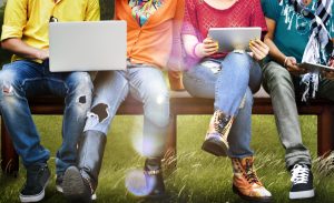 Studiu: Peste 70% dintre elevii de 10-14 ani se joacă în fiecare zi online, iar un copil din trei a consumat alcool, 13% au încercat tutunul cel puțin o dată; riscul consumului de droguri fiind mai mare la copiii care se consideră extrem de săraci sau extrem de bogațiea noastră”