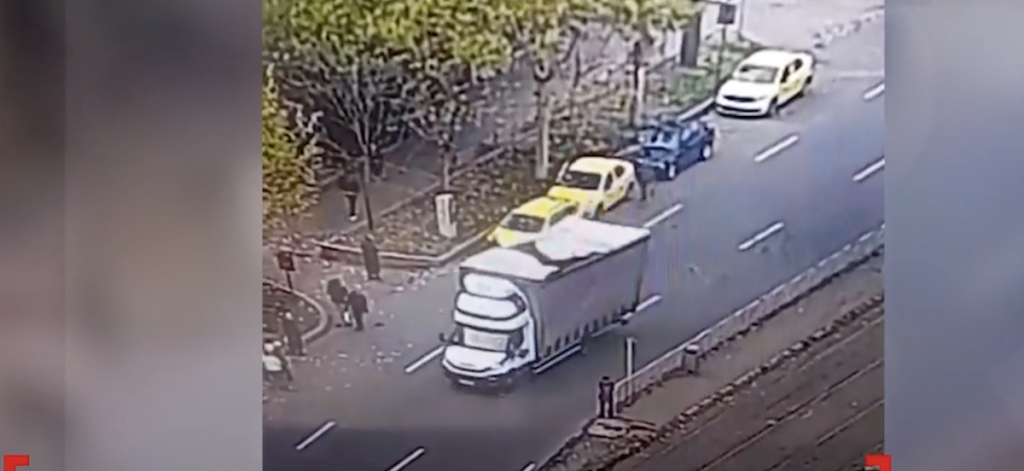 Femeie rănită grav după ce a fost electrocata de un cablu de tramvai, internată de urgență în spital. Cablul era coborât sub nivelul normal, iar angajații Societății de Transport București lucrau la rețea în timpul incidentului.