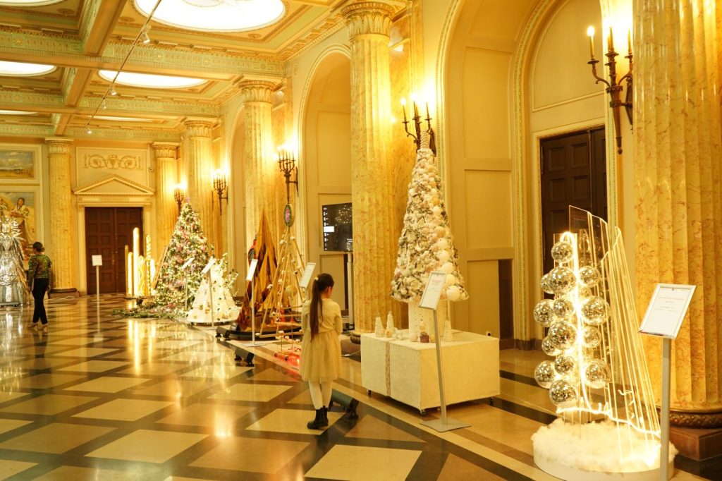 Festivalul Brazii de Crăciun 2025: Designeri și artiști români realizează creații unice, ce vor fi adjudecate la licitație pe 4 decembrie