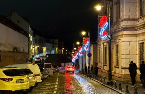 Primăria Sibiu înlocuiește decorurile de Crăciun cu inimioare: „Sărbătorile sunt despre oameni și empatie”, costul unei instalații fiind de 577 de euroea noastră”