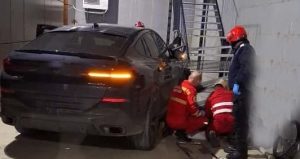 Tânăr cu dizabilități în scaun cu rotile decedat după ce a fost accidentat de o mașină într-un centru medical din Bihor; o asistentă și un alt minor în scaun cu rotile au fost rănițiea noastră”