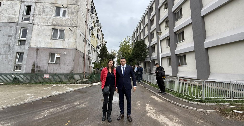 Factual | George Simion a făcut afirmații false despre blocul deteriorat în care locuiesc românii și despre cel reabilitat, considerat loc de habitation pentru migranți, situate în Sectorul 6