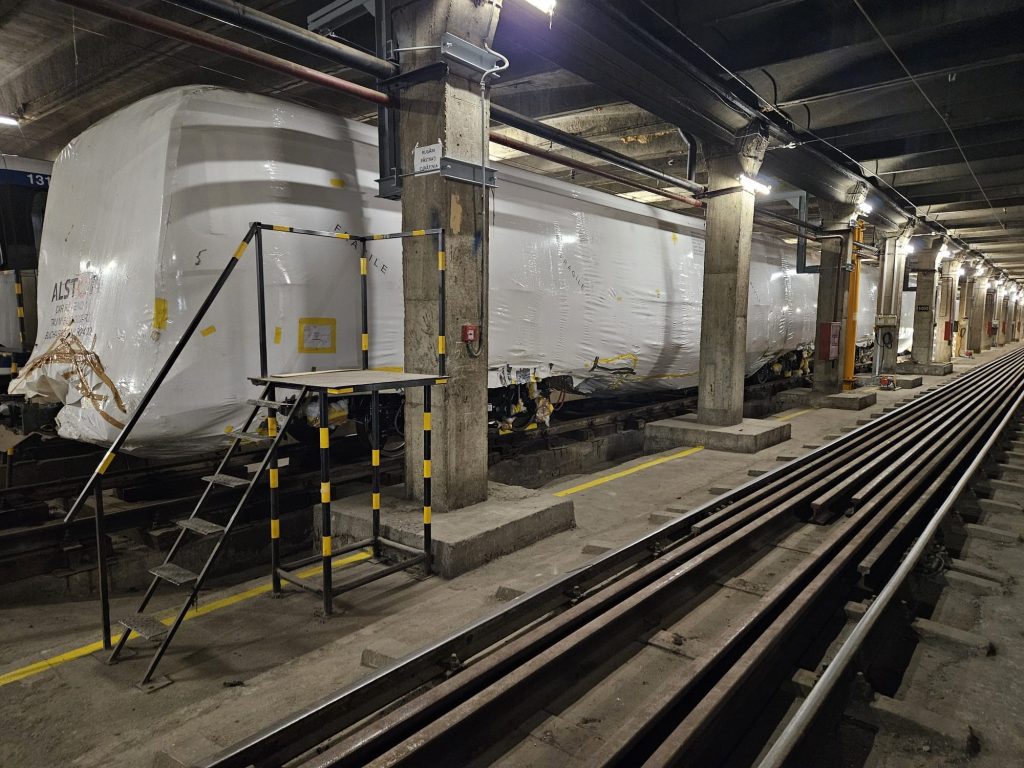 Trenurile moderne, menite să diminueze poluarea în rețeaua de metrou, rămânestinge depozitate în depou. Metrorex efectuează teste pentru a le aproba într-un timp cât mai scurt | Green Report