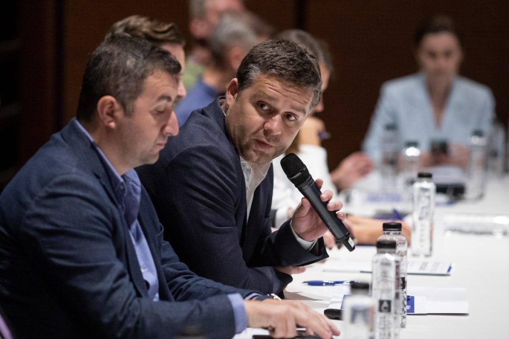 Ciprian Ciucu triumfă în cinci din cele șase sectoare ale Bucureștiului în alegerile pentru primar general, în timp ce Daniel Băluță ocupă primul loc în Sectorul 4 cu un avans mic, iar Anca Alexandrescu se clasează pe poziția a doua în cinci sectoare