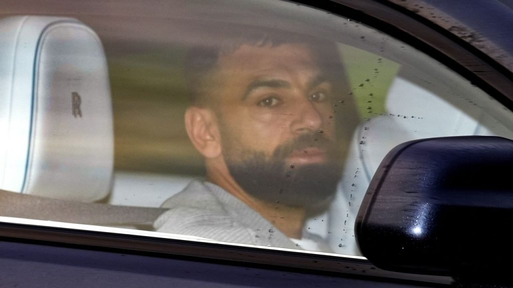 [ad_1] Lăsat acasă înaintea confruntării Inter – Liverpool din runda a 6-a a Ligii Campionilor, jucătorul egiptean a devenit o atracție pentru fotografii de tabloid