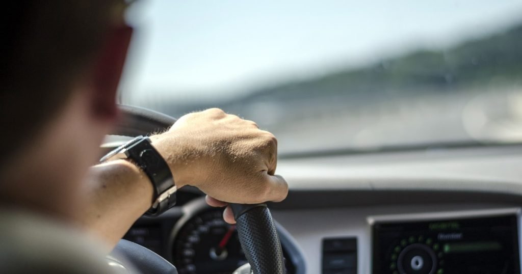 Un tânăr în stare de ebrietate și fără permis a furat o mașină lăsată cu motorul pornit.