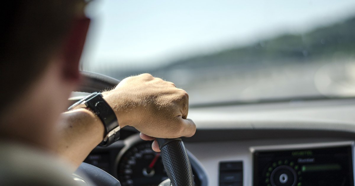 Un tânăr în stare de ebrietate și fără permis a furat o mașină lăsată cu motorul pornit.