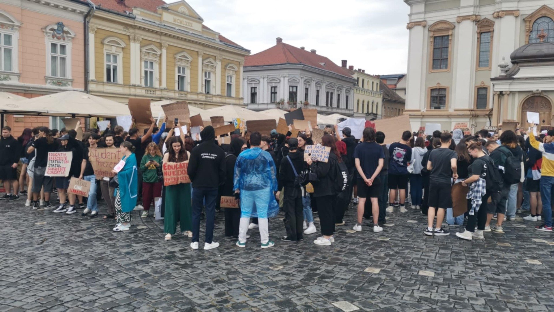 [ad_1] Ministrul Investițiilor și Proiectelor Europene, Dragoș Pîslaru, a anunțat că vor fi alocați 60 de milioane de euro din fonduri europene pentru bursele sociale destinate a aproximativ 40.000 de studenți din România