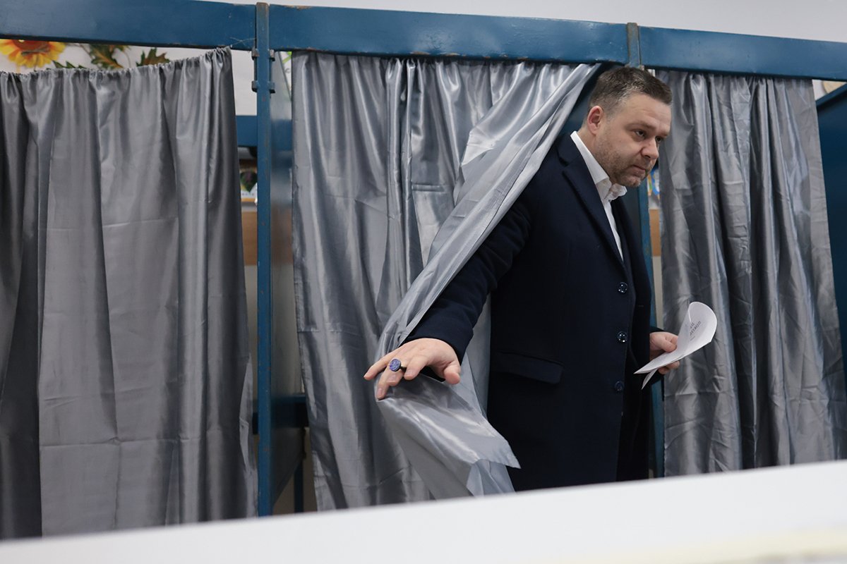 Bucureștiul optează pentru un edil de centru-dreapta, susține agenția de știri Reuters; victoria întărește PNL și garantează continuarea guvernării