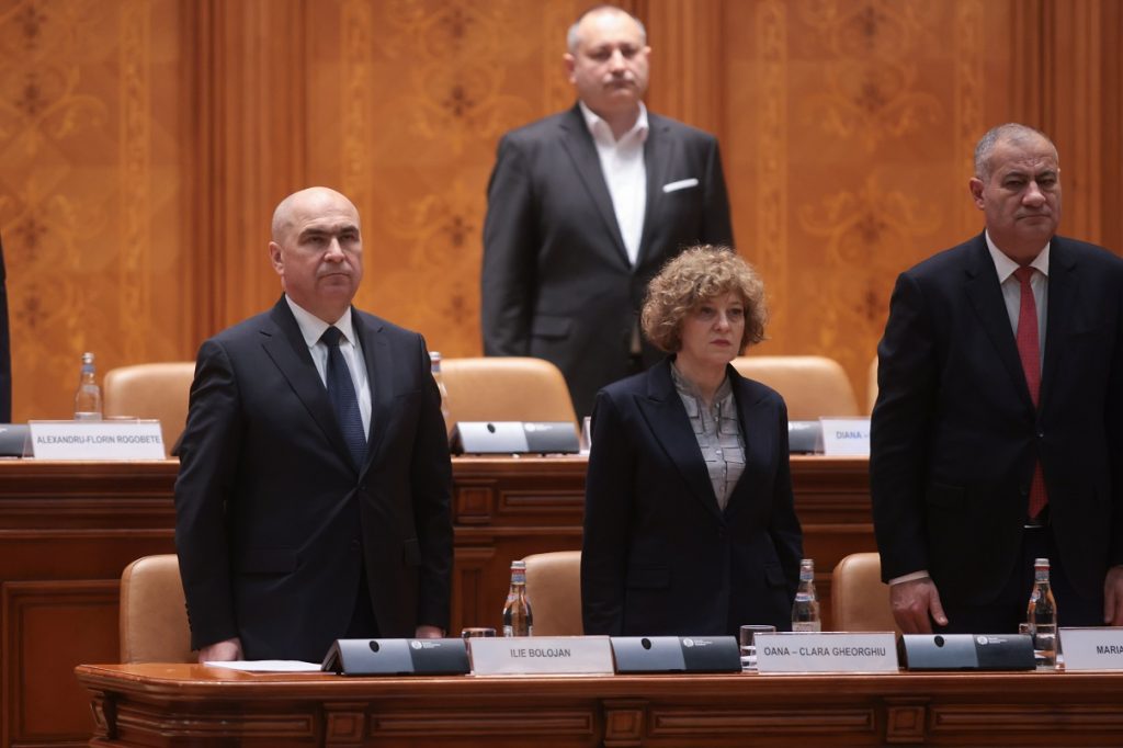 Parlamentul analizează depunerea moțiunii de cenzură / Bolojan: La fel cum frumusețea nu anulează prostituția, nici inteligența nu compensează lipsa de moralitate / PSD: Nu susținem moțiunea, dar guvernarea trebuie să fie umană, nu doar economică / Simion, cu o fotografie a Monicăi Hunyadi / UDMR: Susținătorii suveranității, urmașii ideilor Gărzii de Fier