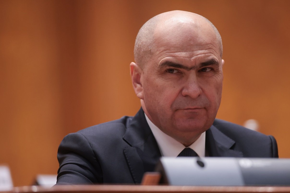 Premierul Ilie Bolojan a stârnit reacții vehemente după mesajul de sfârșit de an transmis pe rețelele sociale, în care le urează românilor un an mai bun și sănătate, într-un stil festiv și optimist