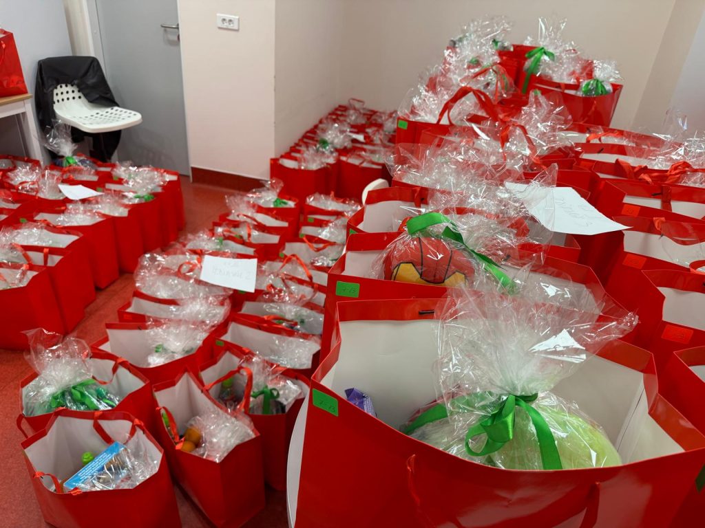 Cadouri și delicii pentru 300 de copii internați la spitalele Grigore Alexandrescu și Dr. Victor Gomoiu, oferite de Moș Crăciun