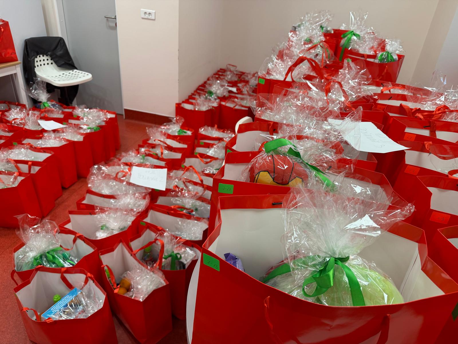 Cadouri și delicii pentru 300 de copii internați la spitalele Grigore Alexandrescu și Dr. Victor Gomoiu, oferite de Moș Crăciun