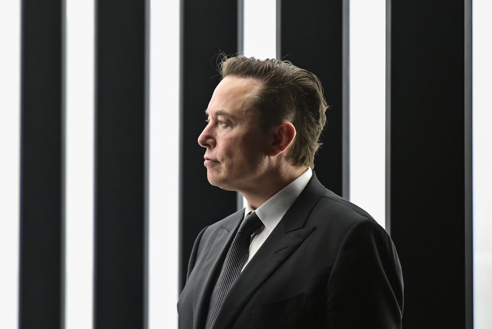[ad_1] Curtea Supremă din Delaware a decis vineri să restabilească pachetul de compensații extrem de generos primit de Elon Musk, în valoare de 56 de miliarde de dolari, oferit de Tesla în 2018, conform informațiilor furnizate de o agenție de știri