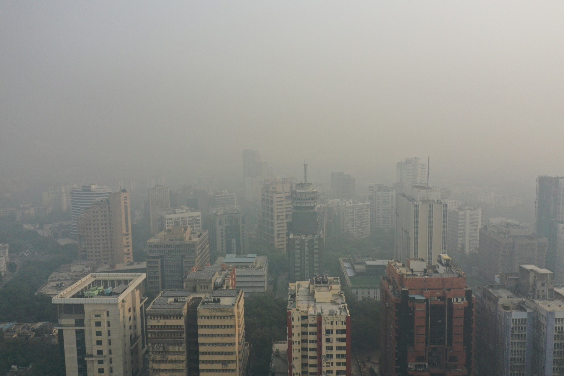 [ad_1] Autoritățile din capitala Indiei, New Delhi, au implementat măsuri stricte pentru a combate poluarea, care a atins un nivel extrem de sever